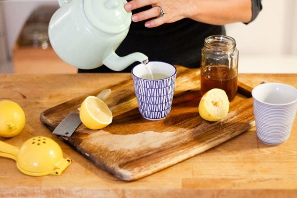  Wasser mit Honig und Zitrone kochen