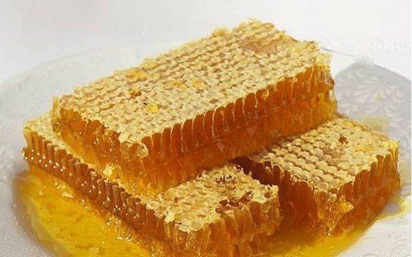  Bienenwaben mit Honigkräutern