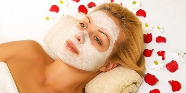  Bleaching-Maske mit Honig im Gesicht