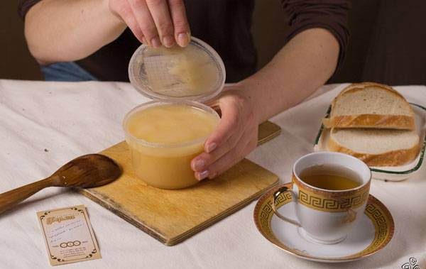  Vergewaltigen Sie Honig in einem Plastikglas auf dem Tisch