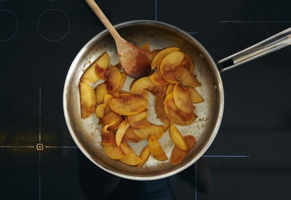  Für die Karamellisierung von Äpfeln werden Zucker, Butter und Gewürze benötigt.