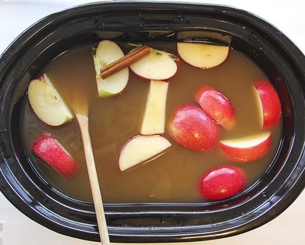  Für die schnelle Karamellisierung von Äpfeln können Sie den Slow Cooker verwenden.