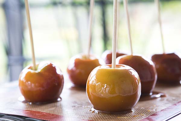  Vous pouvez caraméliser une pomme entière et ses tranches.