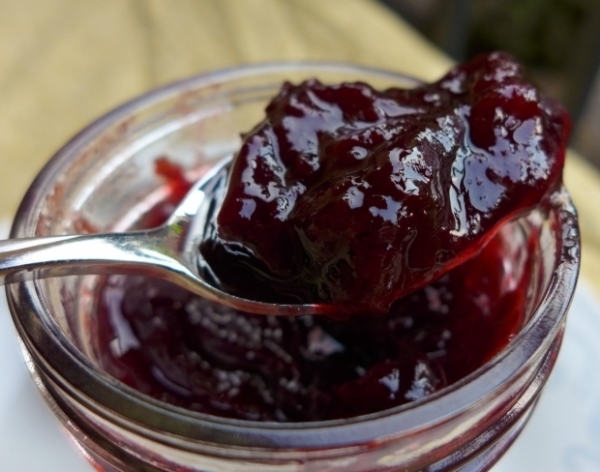  Vous pouvez faire de la confiture, de la confiture, du jus ou du vin, de la compote et du thé à partir des baies de l'épine.