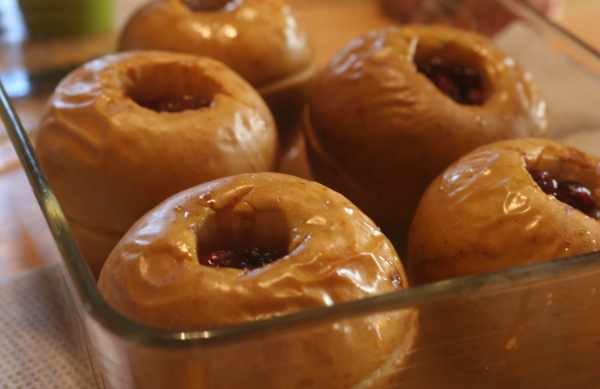  Äpfel werden im Ofen gebacken und vor dem Servieren über Karamellsirup gegossen.