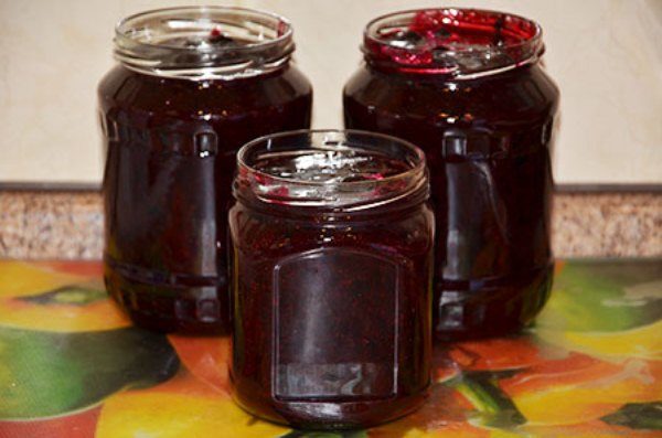  Fünf Minuten Marmelade aus Brombeeren in Banken