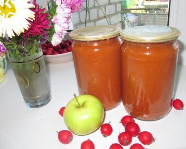  Weißdornmarmelade und Äpfel