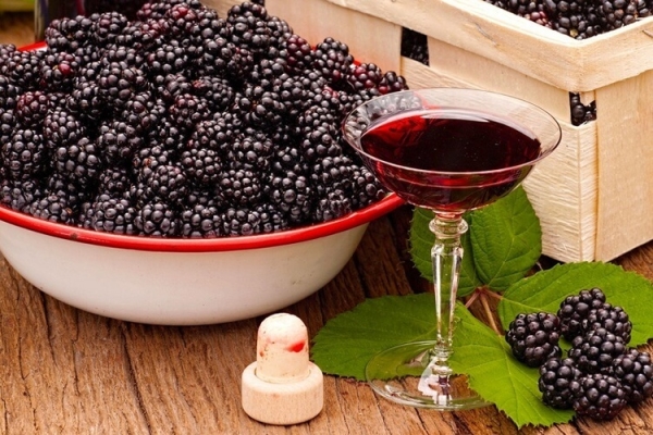  Brombeeren sind ein hervorragender Rohstoff für die Herstellung von Likören. Das Produkt wird eine erstaunliche tiefe Farbe, ein helles Aroma und einen Geschmack nach frischen Beeren haben.