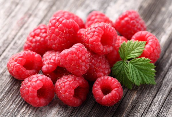  Frische saftige Himbeeren