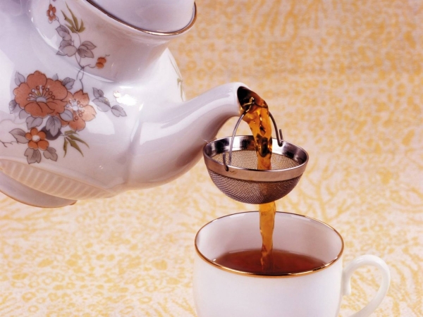  Thé avec des fleurs d'aubépine infusées de couleur noire, prenez une bouilloire en verre ou en porcelaine, préalablement chauffée à l'eau bouillante