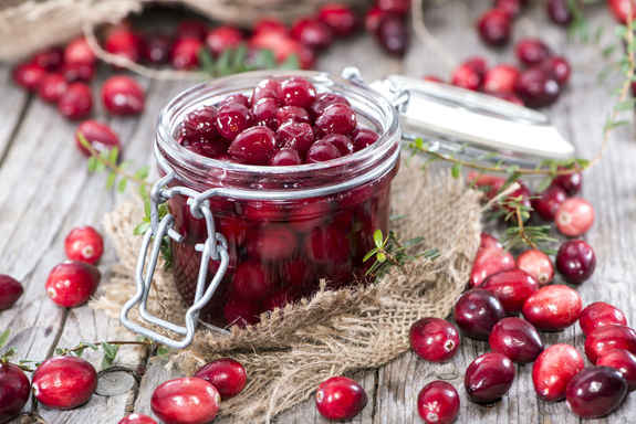  Ein Glas Preiselbeeren lagerte im Winter im Kühlschrank