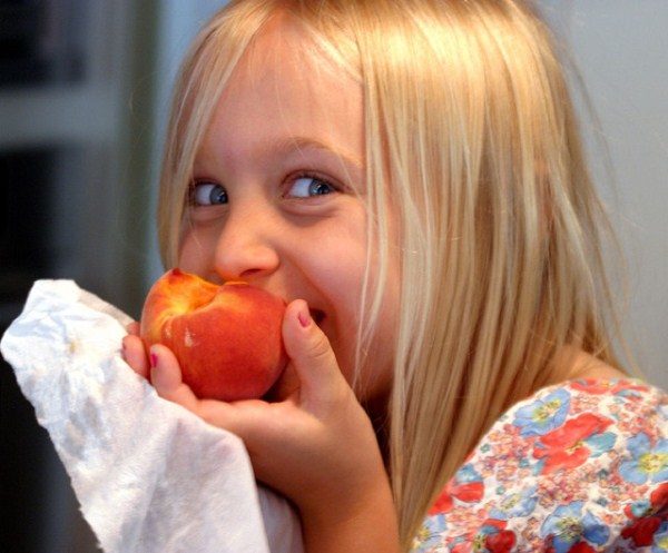  Les pêches sont bonnes à donner aux enfants malades qui attrapent souvent le rhume