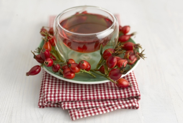  La collection d'aubépine est versée avec de l'eau froide et placée dans un bain-marie pendant 30 minutes.