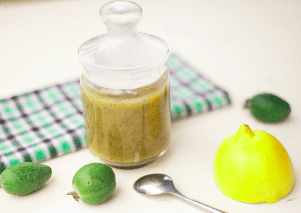  Feijoa kann mit Zitrone oder Nüssen gekocht werden