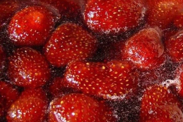  Erdbeeren werden aus Marmelade und Marmelade hergestellt, um Gerichte zu dekorieren.