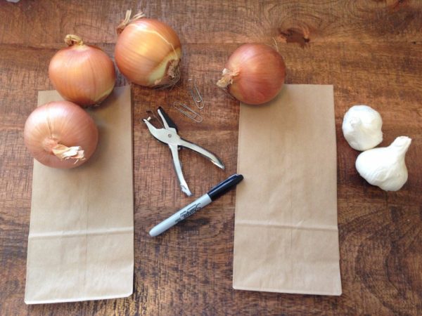  Stockage d'oignons dans des sacs en papier