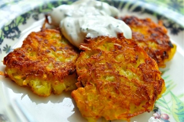  Es gibt viele Rezepte aus gefrorenen Kartoffeln: Sie können Pfannkuchen machen oder in Uniformen kochen