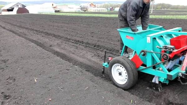  Pflanzung von Knoblauch Sämaschine