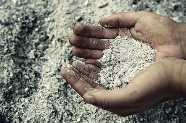  Zur Fütterung von Pfeffer geeignete Holzasche, verdünnt in Wasser