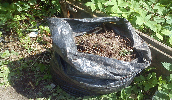  Avant de remplir le sac est recouvert de sciure de bois