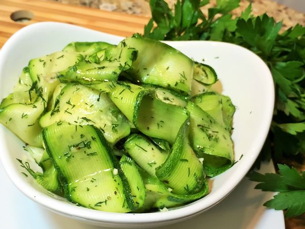  Früchte enthalten fast keine Samen und können in frischen Salaten verwendet werden.