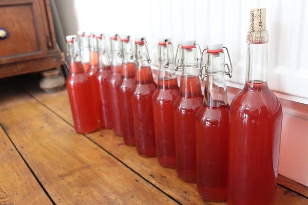  Nach dem Abwägen des Geschmacks wird der Wein in sauber verschlossenen Flaschen abgefüllt